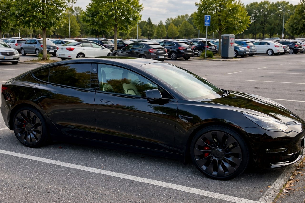 Tesla Model 3 — hyrbil i Pristina