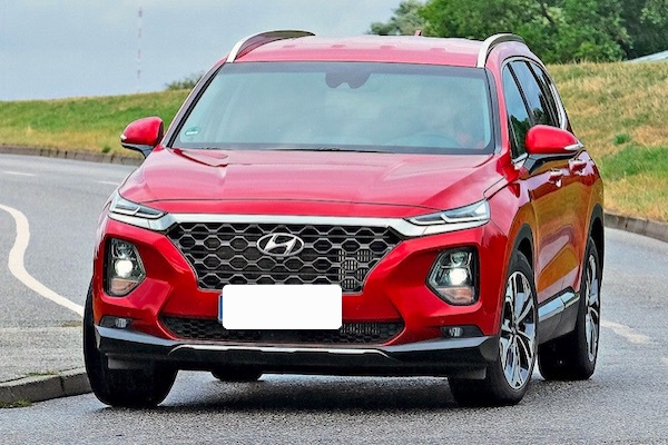 Hyundai Santa Fe — hyrbil i Prizren